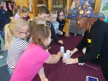 Wróżka przepowiada dzieciom los