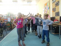 Dzieci tańczą poloneza