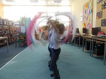 dziewczynki tańczą