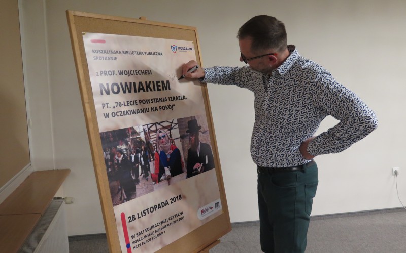 Prof. Wojciech Nowiak składa pamiątkowy autograf podczas wykładu „70-lecie powstania...
