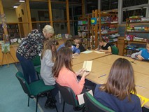 Dzieci siedza przy stole podczas zajęć plastycznych