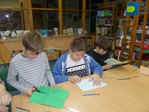 Dzieci siedza przy stole podczas zajęć plastycznych