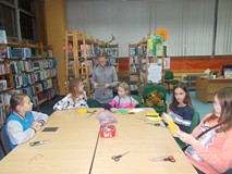 Dzieci siedza przy stole podczas zajęć plastycznych