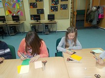 Dzieci siedza przy stole podczas zajęć plastycznych