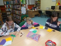 Dzieci siedza przy stole podczas zajęć plastycznych