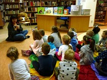 Bibliotekarka wita grupę MOTYLKI z Przedszkola nr 35 w bibliotece