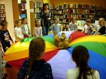 Zabawa z misiem ZNAJDKIEM i chustą integracyjną
