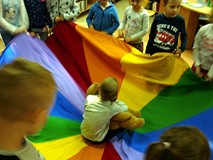 Zabawa z misiem ZNAJDKIEM i chustą integracyjną