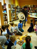 Kolejna zabawa - karmimy MISIA cebulką (rzut do celu)
