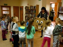 Kolejna zabawa - karmimy MISIA cebulką (rzut do celu)