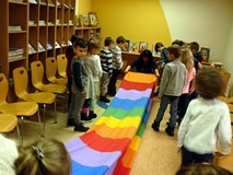 Zabawa ruchowa PRÓBA KOMINA, z wykorzystaniem chusty animacyjnej