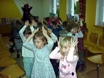 Dzieci udają renifery i przechodzą do pomieszczenia obok czytelni na BITWĘ NA ŚNIEŻKI