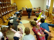 Tym razem dzieci naśladują Panią Wiolę - wykonują TELEMARK, zeskok narciarza ze skoczni