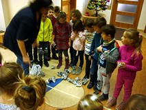 Kolejna zabawa z wykorzystaniem kul z gazet - BITWA NA ŚNIEŻKI