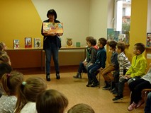 Bibliotekarka prezentuje najładniejsze książki z MIKOŁAJEM w roli głównej