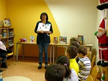 Bibliotekarka prezentuje najładniejsze książki z MIKOŁAJEM w roli głównej