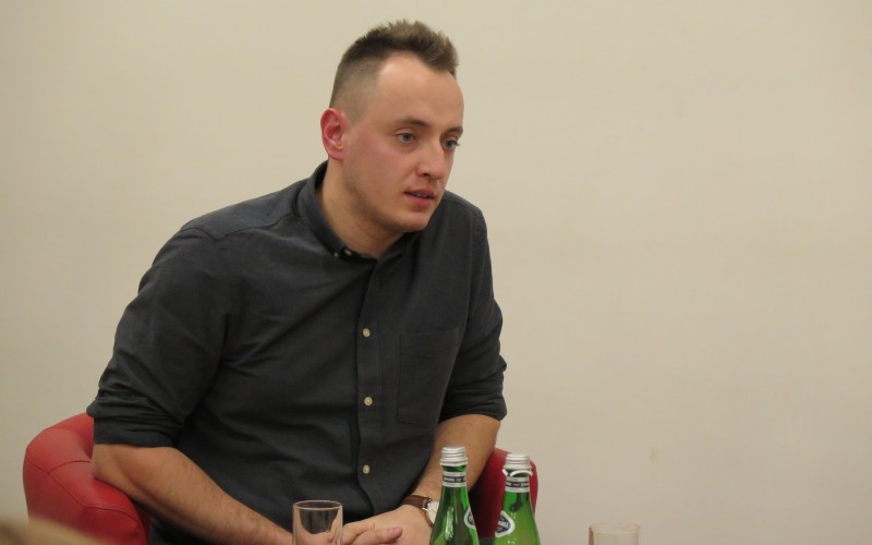 Na zdjęciu: Marek Szymaniak na spotkaniu z czytelnikami w Koszalińskiej Bibliotece Publicznej