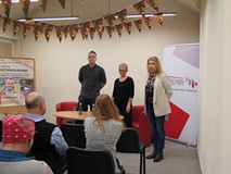 Na pierwszym planie widoczni uczestnicy spotkania z Markiem Szymaniakiem. W głębi od lewej: Marek Sz