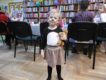 Dziewczynka pozuje do zdjęcia.