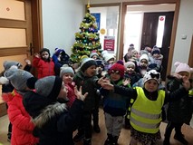 Przedszkolaki na tle naszej pięknie ubranej choinki.