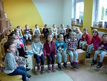 Powitania ciąg dalszy - dzieci witają się z bibliotekarką MIKOŁAJOWYM okrzykiem