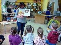 Bibliotekarka prezentuje dzieciom najpiękniejsze książeczki z MIKOŁAJEM w roli głównej