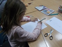 Dziewczynka podczas wykonywania pracy plastycznej