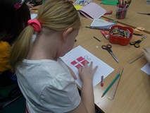 Dziewczynka podczas wykonywania pracy plastycznej