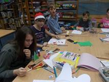 Dzieci wykonują pracę plastyczną