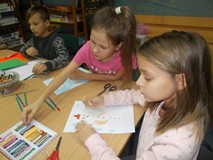 Dwie dziewczynki podczas tworzenia pracy plastycznej