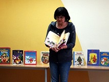Pani Wiola prezentuje dzieciom najpiękniejsze książeczki o Mikołajach