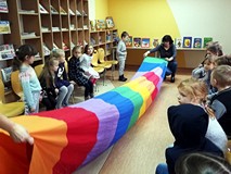 Test sprawnościowy  - PRÓBA KOMINA. Dzieci pokonują tunel animacyjny