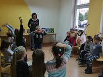 Wesołe zabawy ruchowe, tematycznie związane z Mikołajem i zimą