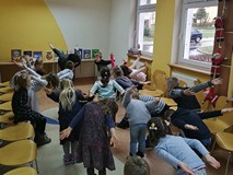 Wesołe zabawy ruchowe, tematycznie związane z Mikołajem i zimą