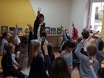 Wesołe zabawy ruchowe, tematycznie związane z Mikołajem i zimą