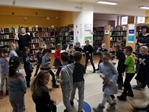 Kolejna wesoła zabawa - BITWA NA ŚNIEŻKI z papierowych kulek