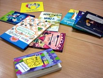 Na stole leżą najnowsze książki dla dzieci z naszych zbiorów