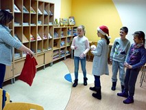 Zabawa sprawnościowa - Moliki rzucają styropianową kulą do celu czyli worka MIKOŁAJA