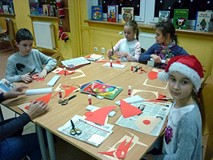 Zajecia plastyczne - dzieci wykonują papierowe MIKOŁAJE