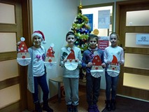 Moliki prezentują swoje prace plastyczne - papierowe MIKOŁAJE