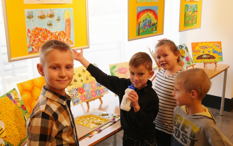 Dzieci zwiedzające wystawę 