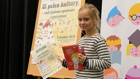 Pamiątkowe zdjęcie - dziewczynka nagrodzona w konkursie plastycznym 