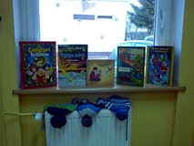 Dzieci nie odstraszyła deszczowa pogoda - na kaloryferze suszą się czapeczki dzielnych trzylatków