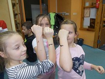 Dzieci pozuje do zdjęć z tatuażami