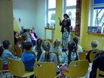 Chłopiec recytuje krótki wierszyk o MIKOŁAJU