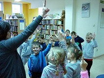 Wesoła zabawa ruchowa - IDZIE MIKOŁAJ PO DRABINIE