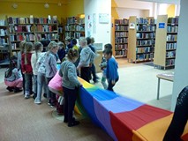 TEST KOMINA - dzieci pokonują tunel animacyjny