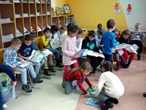 Dzieci przeglądają książeczki z wystawy BAJKOWE ŚWIĘTA