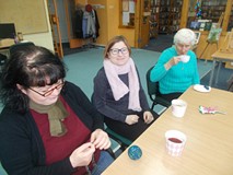 bibliotekarka pozuje do zdjęcia z szalikiem zrobionym przez panią