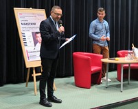 Dyrektor Koszalińskiej Biblioteki Publicznej, Dariusz Pawlikowski wita uczestników spotkania z Jakub